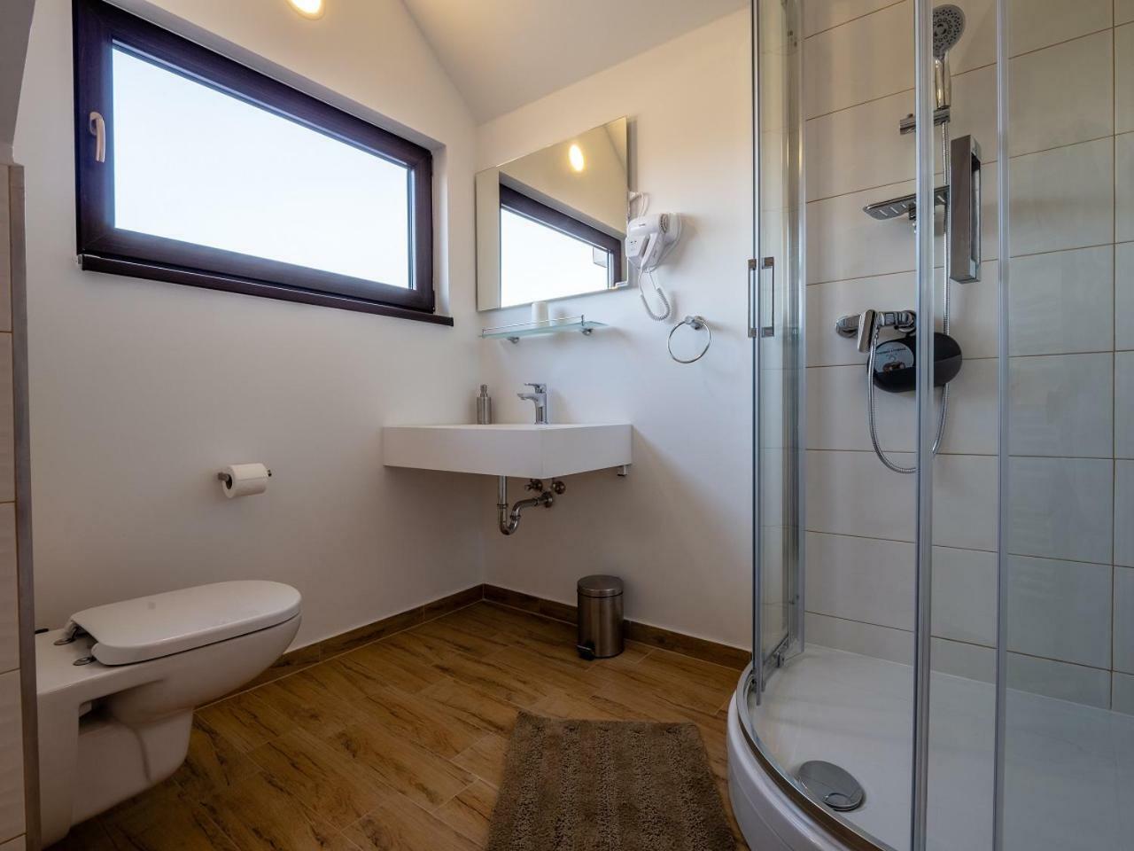 Eva Rooms & Studio Apartment Karlovac Ngoại thất bức ảnh