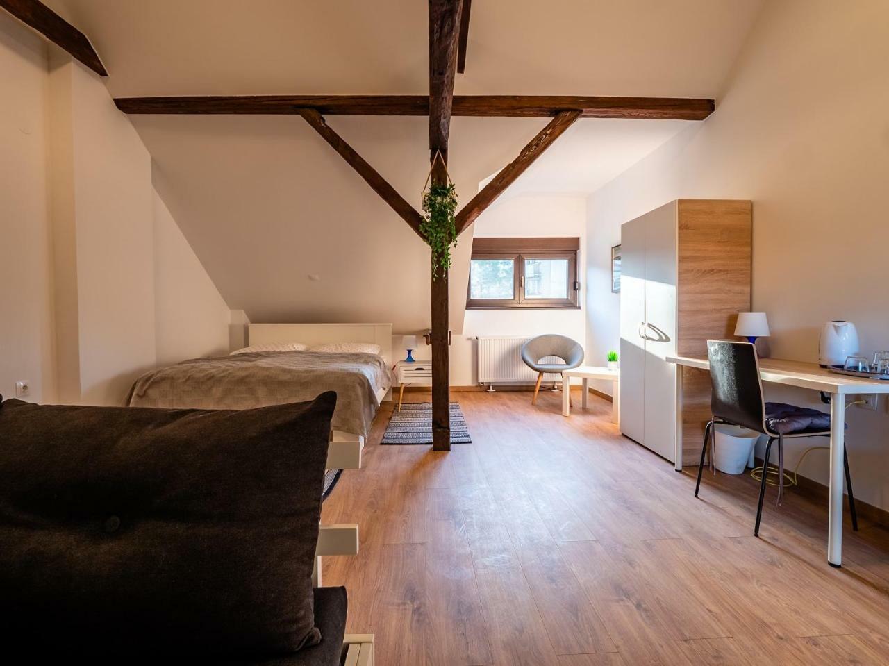 Eva Rooms & Studio Apartment Karlovac Ngoại thất bức ảnh