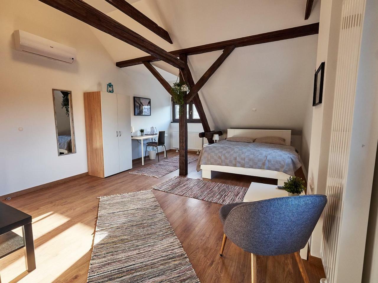 Eva Rooms & Studio Apartment Karlovac Ngoại thất bức ảnh